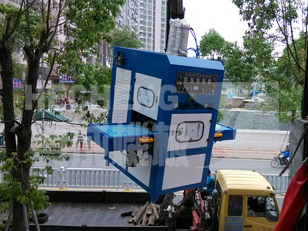 贺成高周波熔断机设备吊装中