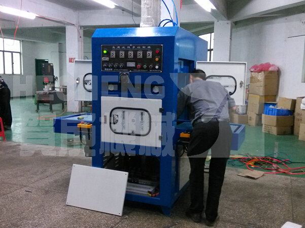 技术人员对设备进行安装调试